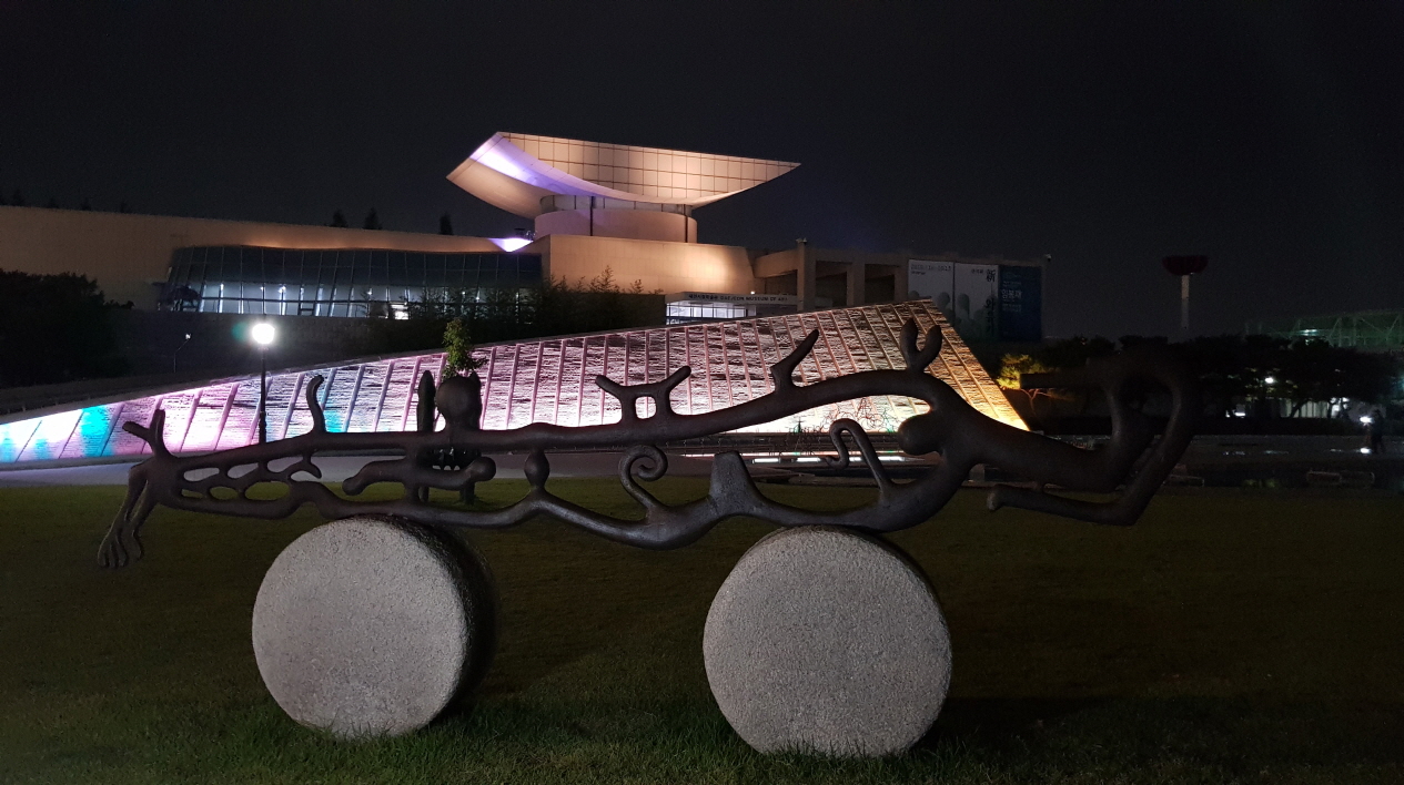 존재를 표시하는 작은 점들의 춤.